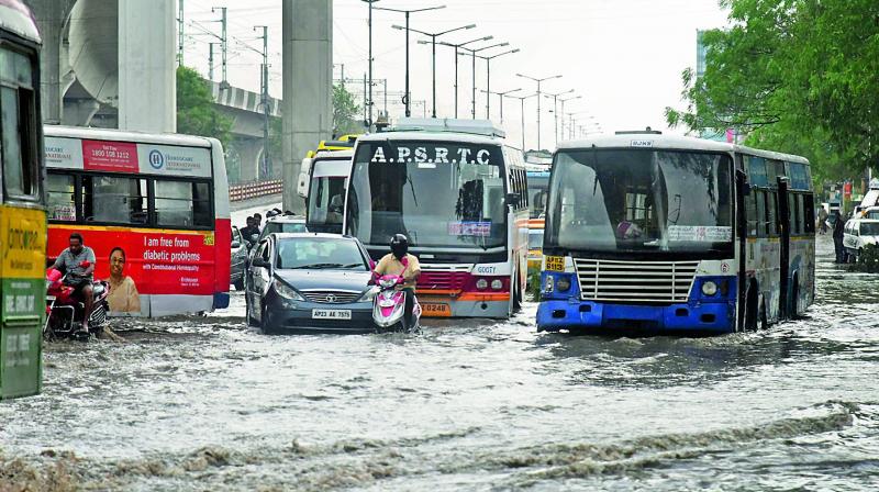 hyderabadlashedwithheavyrainshitsnormallife